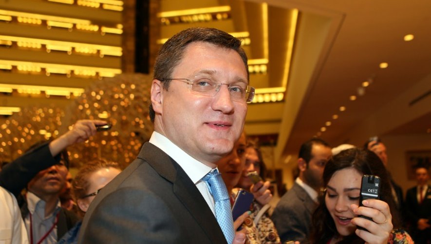 Arrivée du ministre russe de l'Energie Alexander Novak (c) à la réunion de l'OPEP à Doha, le 17 avril 2016
