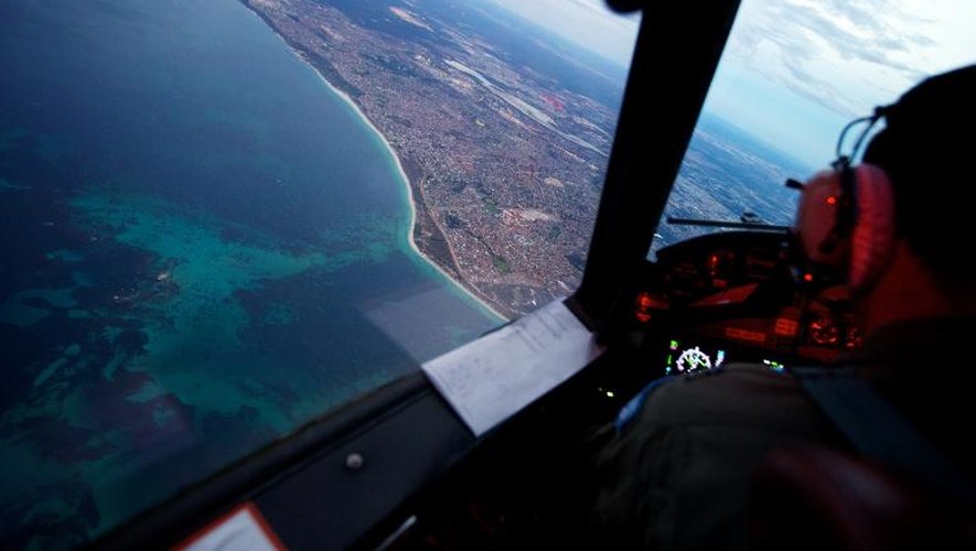 Une mission de recherche des débris du vol MH370 survole la côte de Perth le 24 mars 2014