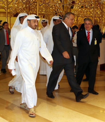 Arrivée du ministre du pétrole vénézuélien Eulogio del Pino (c) à la réunion de l'OPEP à Doha, le 17 avril 2016