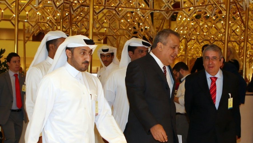 Arrivée du ministre du pétrole vénézuélien Eulogio del Pino (c) à la réunion de l'OPEP à Doha, le 17 avril 2016