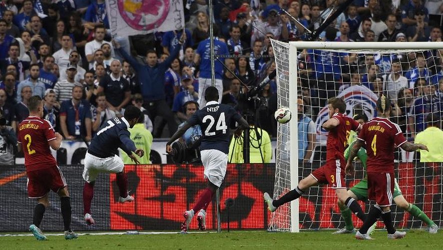 L'attaquant des Bleus Nabil Fekir inscrit un but contre la Belgique en amical, le 7 juin 2015 au Stade de France