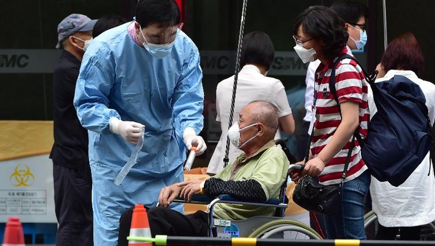 Un homme âgé, suspecté d'être contaminé par le coronavirus Mers, est pris en charge au centre médical Samsung de Séoul, l'un des plus grands établissements hospitaliers du pays, le 8 juin 2015