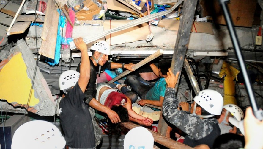 Des secouristes tentent de dégager des personnes après l'effondrement d'un immeuble suite à un tremblement de terre, à Manta en Equateur, le 17 avril 2016