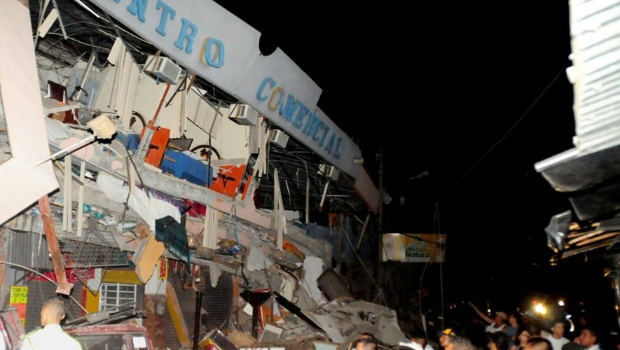 Des secouristes sont à la recherche de survivants après l'effondrement d'un immeuble à Manta le 17 avril 2016, après un important tremblement de terre