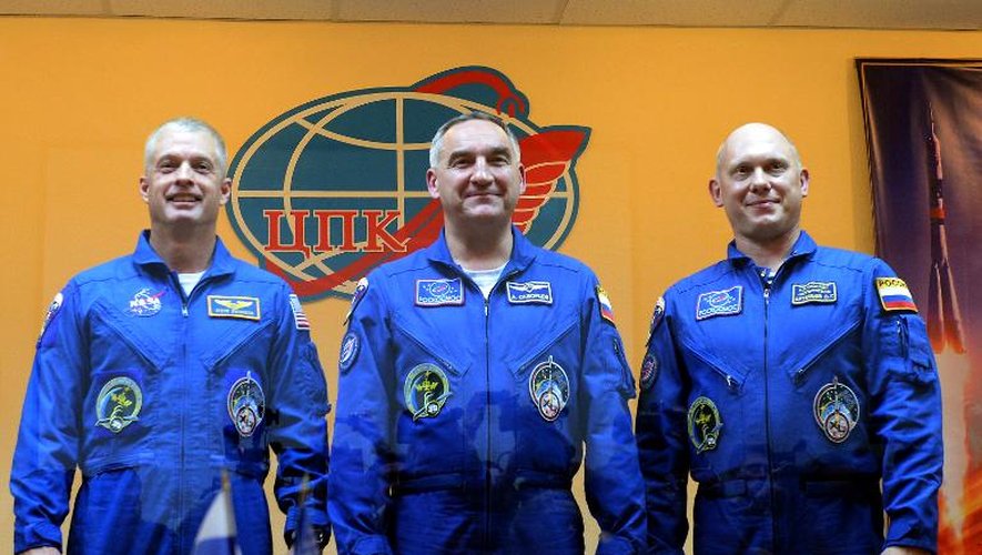 L'équipage russo-américain, l'astronaute américain  Steven Swanson et deux cosmonautes russes Aleksandr Skvortsov et Oleg Artemiev, le 24 mars 2014 à la veille de son décollage pour la station spatiale internationale (ISS)