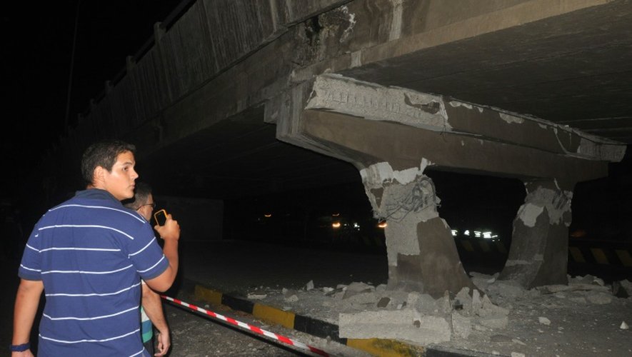 Un pont s'est effondré à Guayaquil, après le tremblement de terre qui a frappé le pays le 16 avril 2016