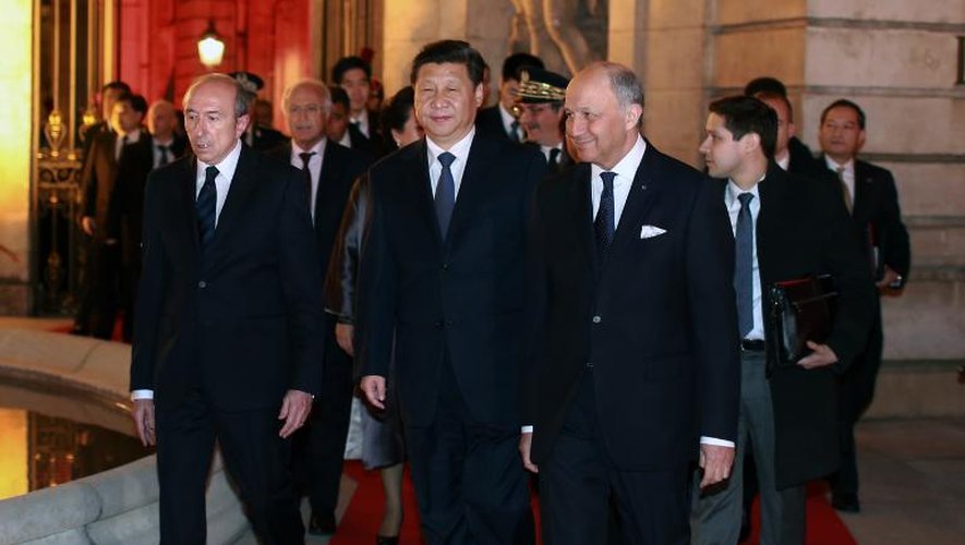 Le président chinois Xi Jinping entre le maire de Lyon, Gérard Collomb, et le ministre des Affaires étrangères, Laurent Fabius, le 25 mars 2014 à l'Hôtel de ville de Lyon