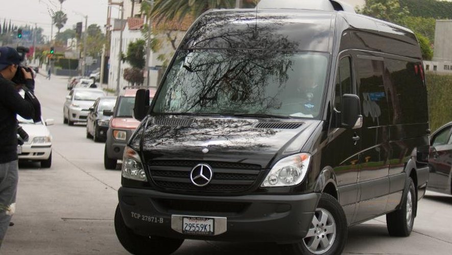 Un mini-bus transportant des proches de Mick Jagger, à son arrivée le 25 mars 2014 au Hollywood Forever Cemetery à Los Angeles pour les funérailles de L'Wren Scott