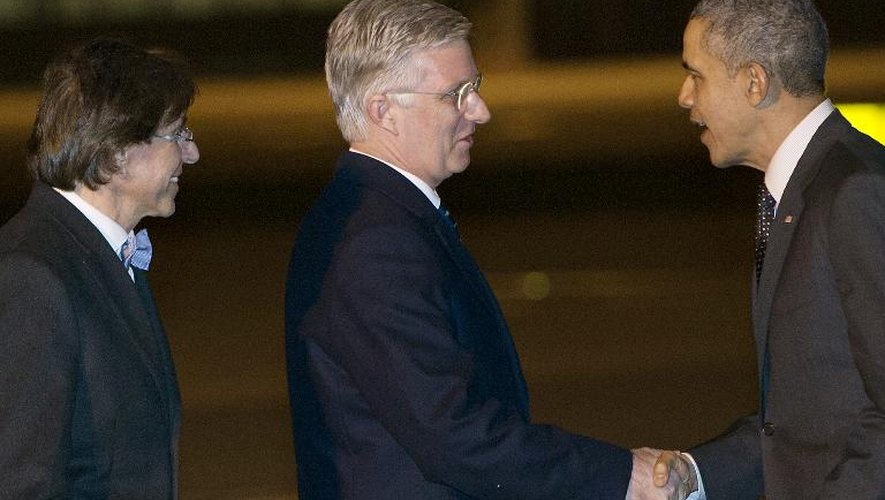 Le président américain Barack Obama accueilli à Bruxelles par le roi Philippe de Belgique (c) et le Premier ministre de Belgique Elio Di Rupo (g), le 25 mars 2014