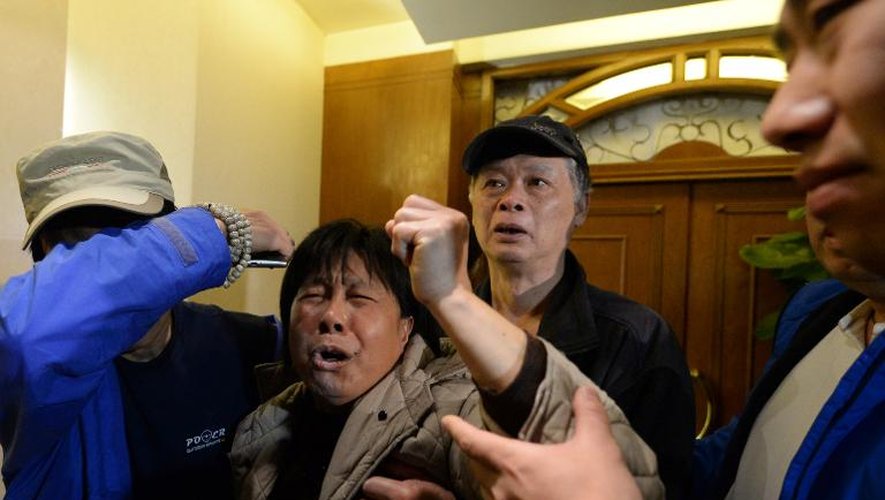 Une proche de victimes du vol MH370 crie sa colère, dans un hôtel de Pékin le 24 mars 2014