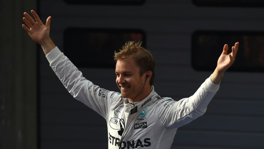 L'Allemand Nico Rosberg en joie bras levés après sa victoire au volant de sa Mercedes lors du GP de Chine, le 17 avril 2016 à Shanghai