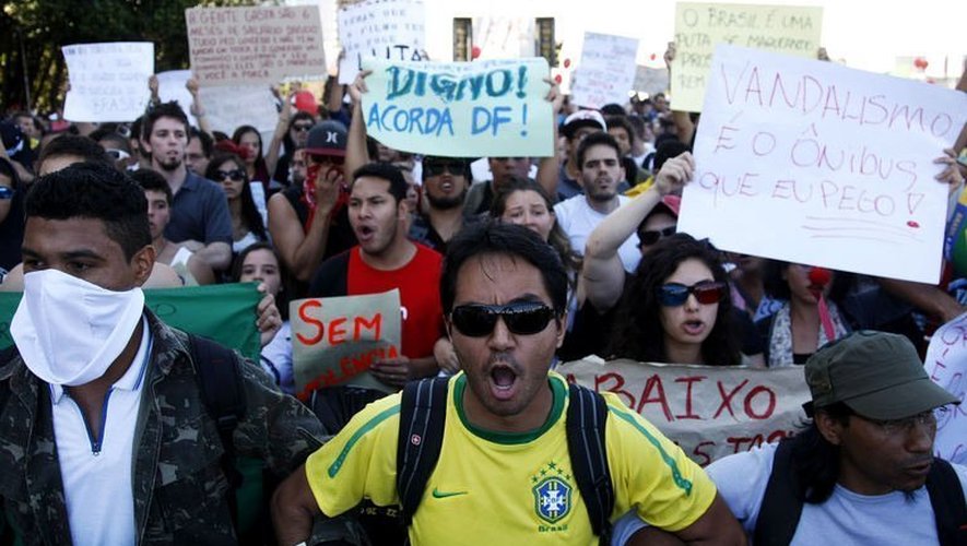 Manifestation près du stade Mané Garrincha de Brasilia, le 15 juin 2013 à Brasilia