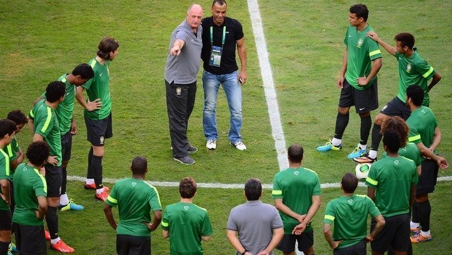 Le sélectionneur brésilien Luiz Felipe Scolari et l'ancien joueur, Cafu, s'adressent aux joueurs de la sélection, le 14 juin 2013 à Brasilia