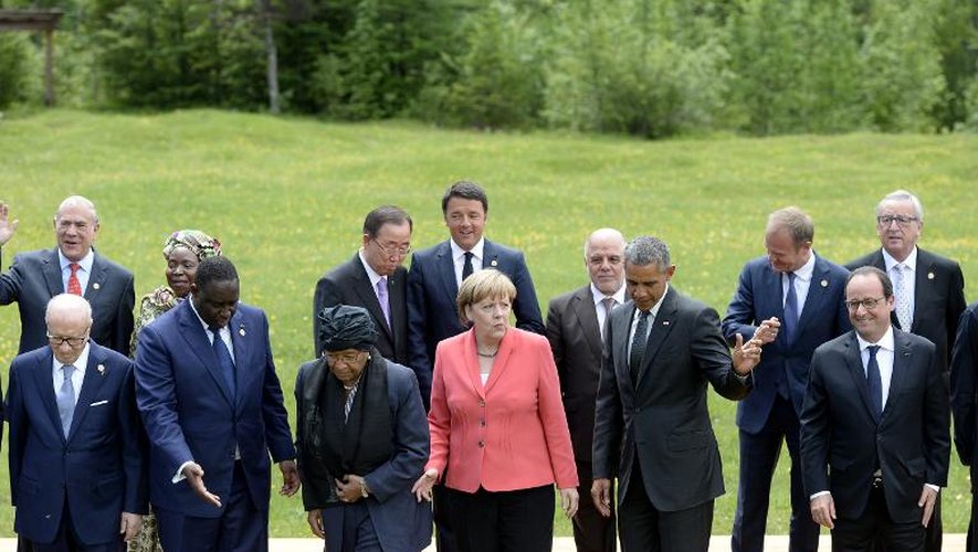 Beji Caid Essebsi, Macky Sall,  Ellen Johnson Sirleaf,  Angela Merkel, Barack Obama, Francois Hollande sur la photo de famille du G7 le 8 juin 2015 au château d'Elmau près de Garmisch-Partenkirchen en Bavière