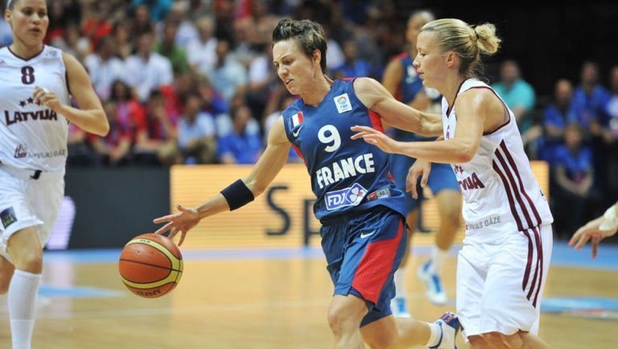 La meneuse de l'équipe de France, Céline Dumerc, lors du match de l'Euro contre la Lettonie, le 15 juin 2013 à Trélazé près d'Angers