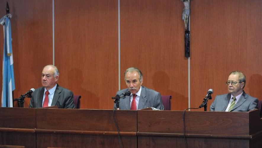 Les juges Carlos Pucheta, Angel Longarte et Bernardo à l'ouverture du procès des meurtriers présumés de Houria Moumni et Cassandre Bouvier, le 25 mars 2014 à Salta