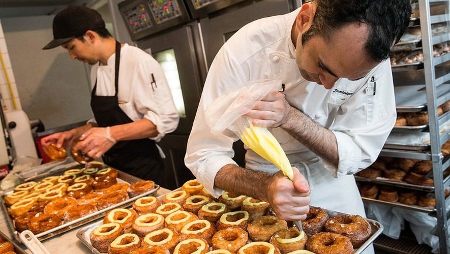 Le pâtissier français Dominique Ansel prépare ses "cronuts", à New York le 10 juin 2013