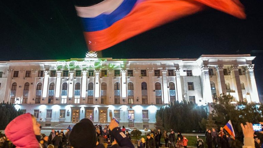 Un drapeau russe, au centre de la ville de Simféropol, en Crimée, le 21 mars 2014
