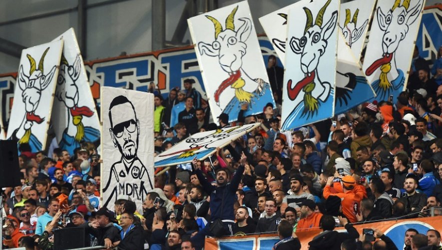 Les supporteurs de Marseille brandissent des pancartes à l'effigie de chèvres, dans les gradins du Vélodrome lors du match face à Bordeaux, le 10 avril 2016