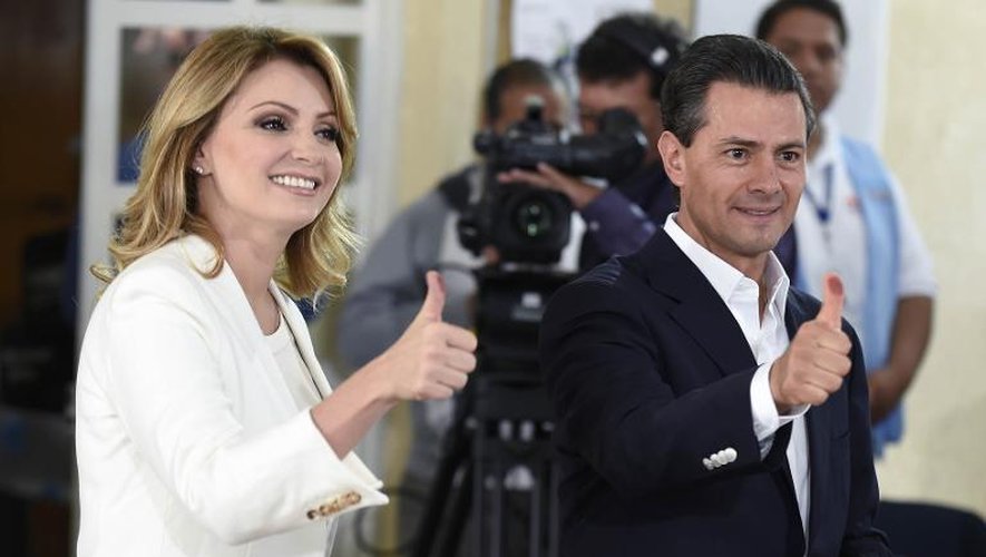 Le président mexicain Enrique Pena Nieto et sa femme Angelica Rivera après avoir voté le 7 juin 2015 à Mexico