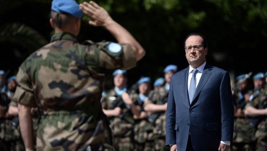 Le président Hollande assiste à une cérémonie avec des Casques bleus français membres de la FINUL à Beyrouth, le 17 avril 2016