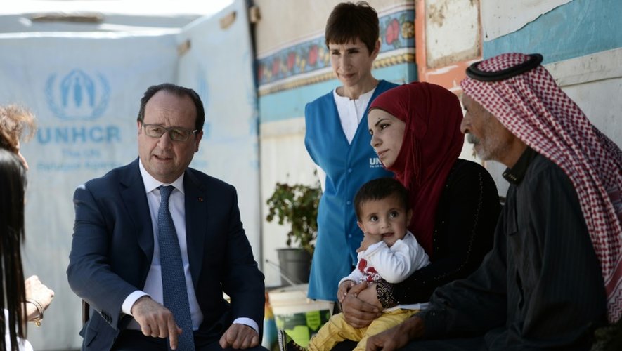 Le président Hollande rencontre une famille de réfugiés syriens dans un camp près de Zahle, dans la vallée de la Bekaa au Liban, le 17 avril 2016