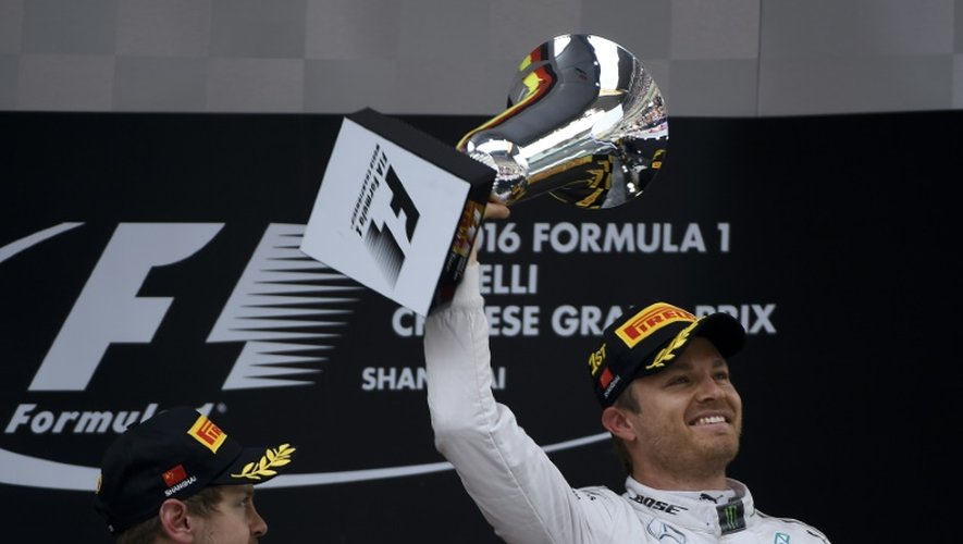 L'Allemand Nico Rosberg (Mercedes) brandit le trophée après sa victoire au GP de Chine de F1, le 17 avril 2016 à Shanghai