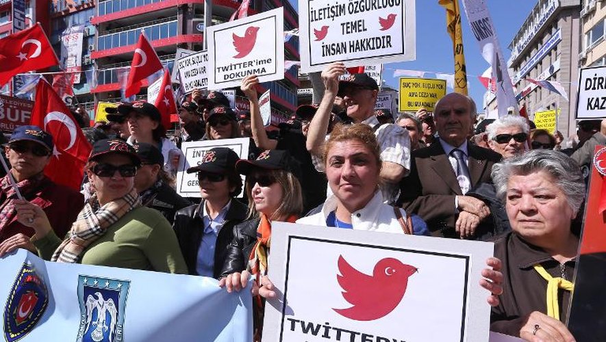 Manifestation contre le blocage de Twitter, à Ankara le 22 mars 2014