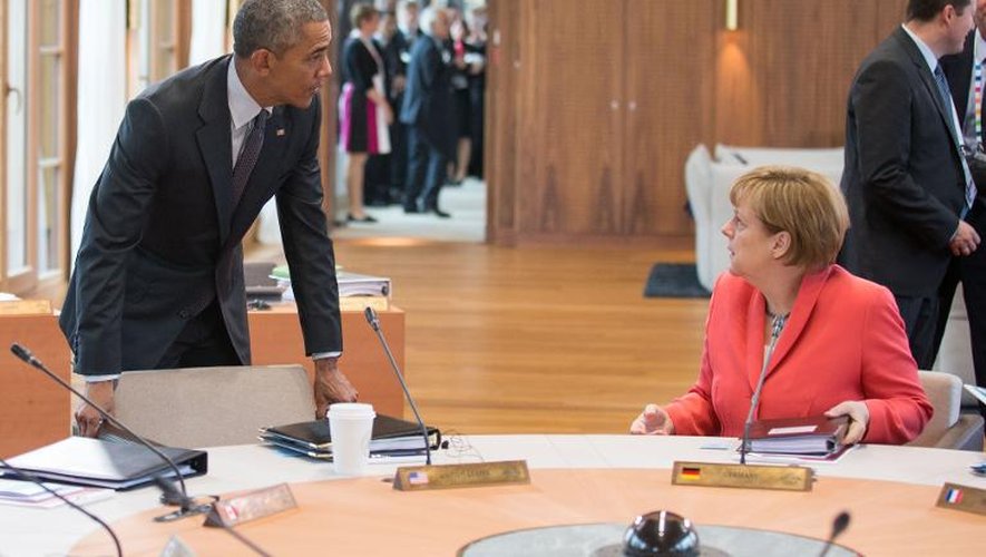 Le président américain Barack Obama (g) s'entretient avec la chancelière allemande Angela Merkel, le 8 juin 2015 au G7 en Allemagne