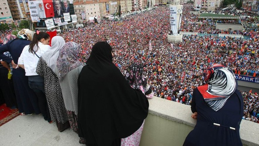 La foule est amassée pour écouter le Premier ministre turc Recep Tayyip Erdogan le 15 juin 2013 à Sincan