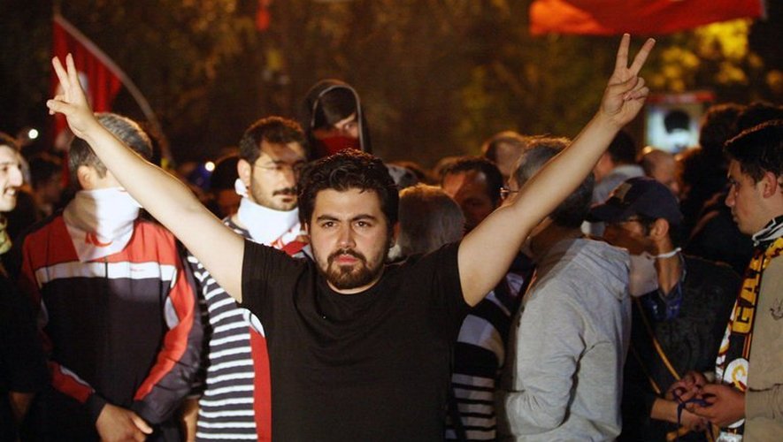 Des manifestants anti-gouvernement sont rassemblés près de l'ambassade américaine à Ankara, le 16 juin 2013