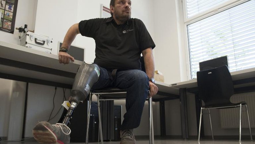 Wolfgang Rangger, bénéficiaire du premier implant "sensible" d'une jambe, le 8 juin 2015 à Linz, dans le nord de l'Autriche