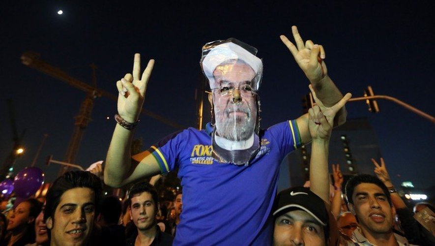 Des Iraniens célèbrent la victoire de Rohani, le 15 juin 2013 à Téhéran