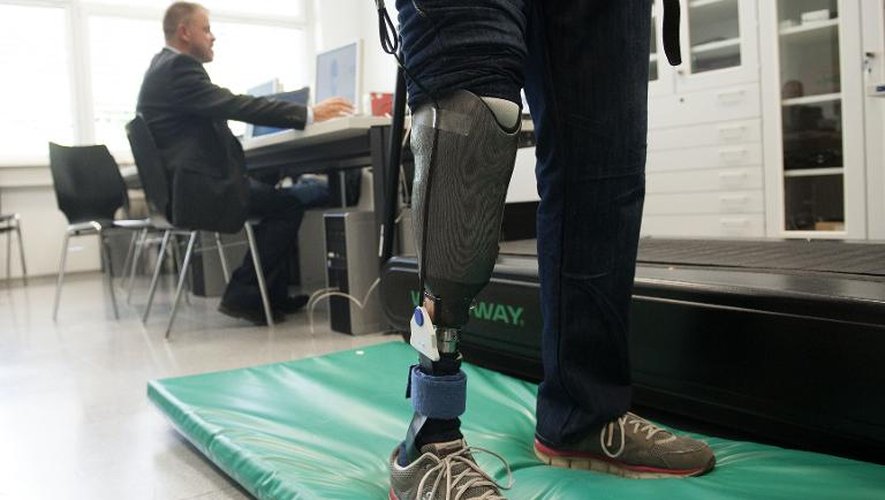 Le professeur Hubert Egger (g) réalise des tests sur la prothèse "sensible" d'une jambe, le 8 juin 2015 à l'Université de Linz, dans le nord de l'Autriche