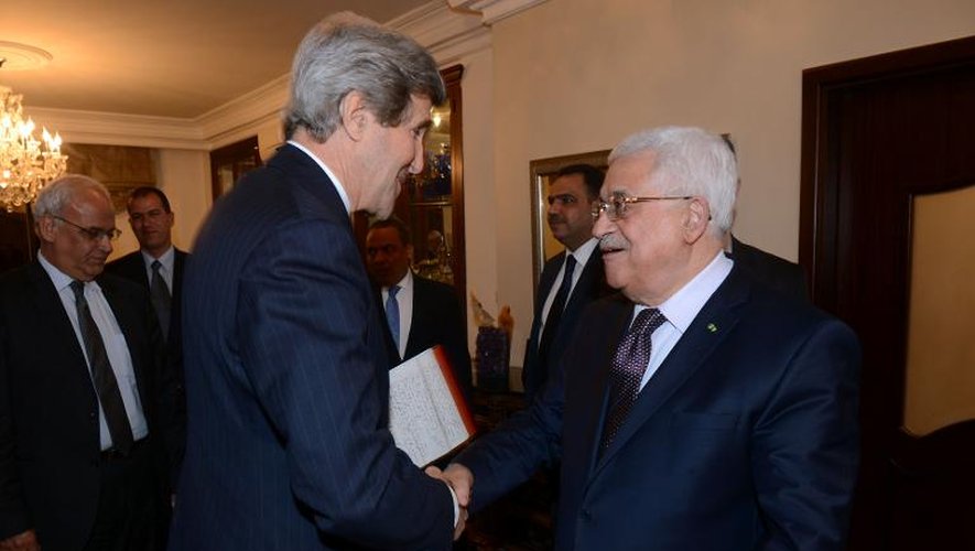 Photo fournie par le service de presse palestinien du secrétaire d'Etat américain John Kerry (g) rencontrant le président palestinien Mahmoud Abbas (d)à Amman, le 26 mars 2014