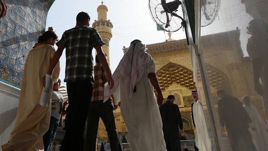 Des pèlerins visitent le mausolée de l'Imam Ali, à Najaf, en Irak, le 11 juin 2013