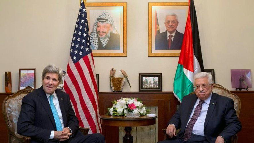 Photo fournie par le service de presse palestinien du secrétaire d'Etat américain John Kerry (g) s'entretenant avec le président palestinien Mahmoud Abbas (d)à Amman, le 26 mars 2014