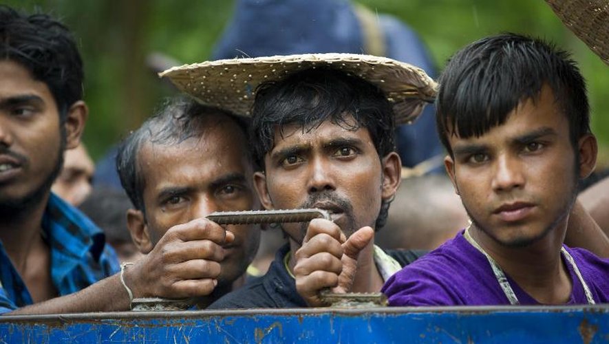 Des migrants conduits en bus le 8 juin 2015 du camp Rakhine en Birmanie vers le Bangladesh