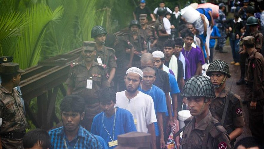 Des migrants conduits le 8 juin 2015 du camp Rakhine en Birmanie vers le Bangladesh
