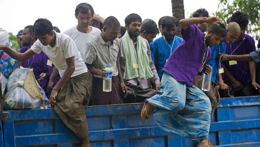 Des migrants conduits en bus le 8 juin 2015 du camp Rakhine en Birmanie vers le Bangladesh