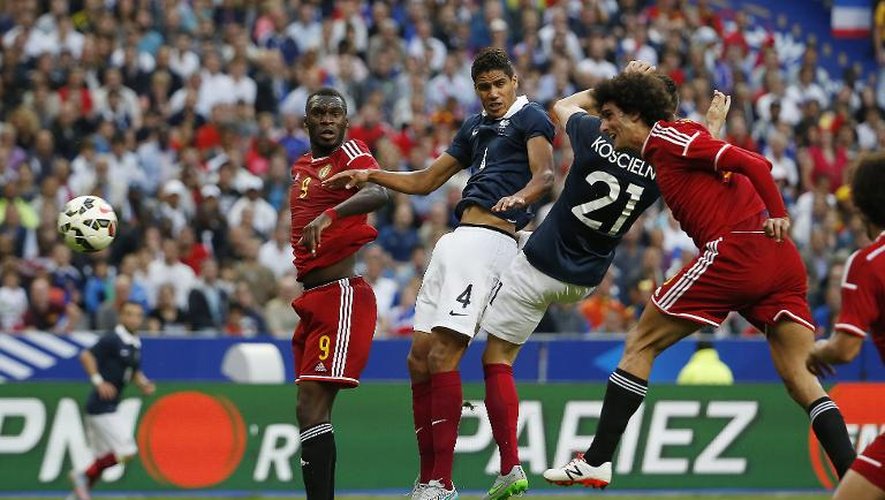 Le Belge Marouane Fellaini inscrit un but de la tête face à la France, en match amical le 7 juin 2015 au Stade de France
