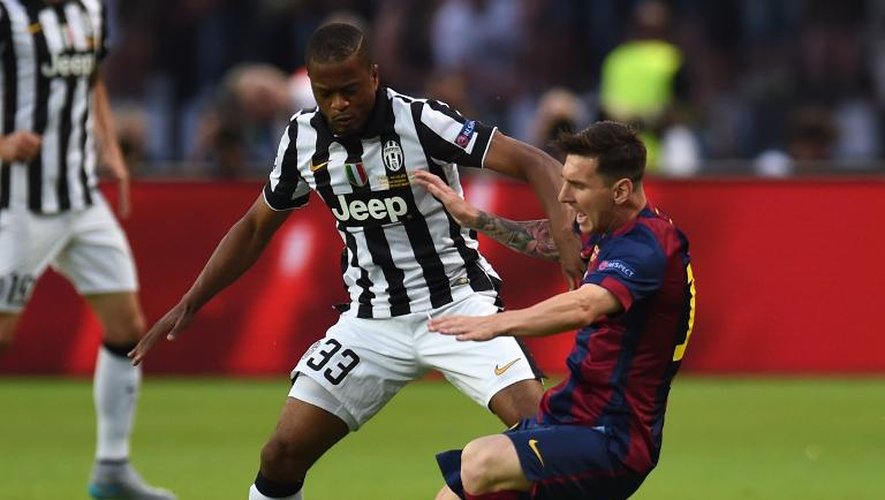 Le latéral français de la Juventus Patrice Evra à la lutte avec l'attaquant du FC Barcelone Lionel Messi, en finale de la Ligue des champions, le 6 juin 2015 à Berlin
