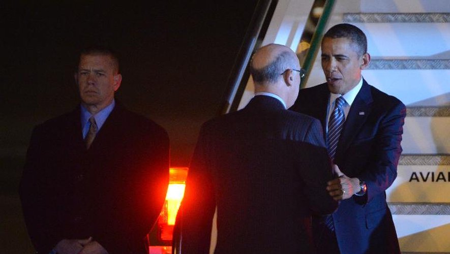 Le président américain Barack Obama accueilli par des officiels, à l'aéroport de Rome le 26 mars 2014
