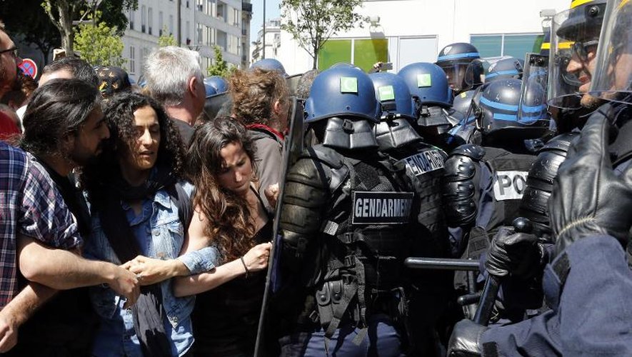 Des manifestants se heurtent aux forces de l'ordre lors de l'évacuation de plusieurs dizaines de migrants d'un campement improvisé dans un quartier populaire du nord de Paris, le 8 juin 2015