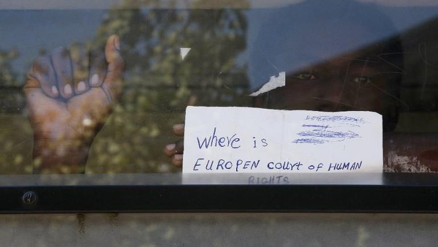 "Où se trouve la cour européenne des droits de l'Homme ?" demande un migrant dans un bus d'évacuation de la police, le 8 juin 2015 devant la bibliothèque Vaclav Havel dans le XVIIIe arrondissement de Paris
