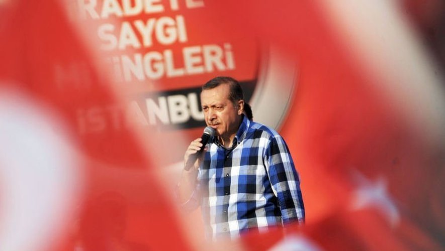 Le Premier ministre turc Recep Tayyip Erdogan devant plus de 100.000 partisans le 16 juin 2013 à Istanbul