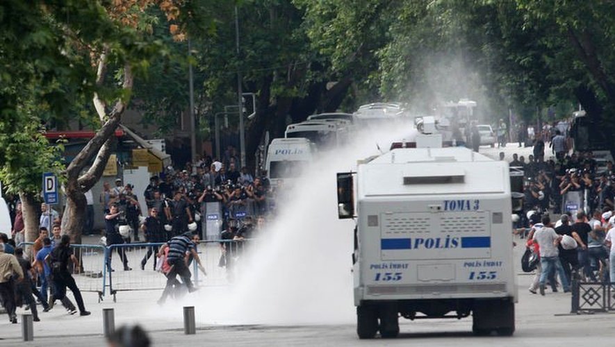 La police disperse des manifestants à Ankara le 16 juin 2013
