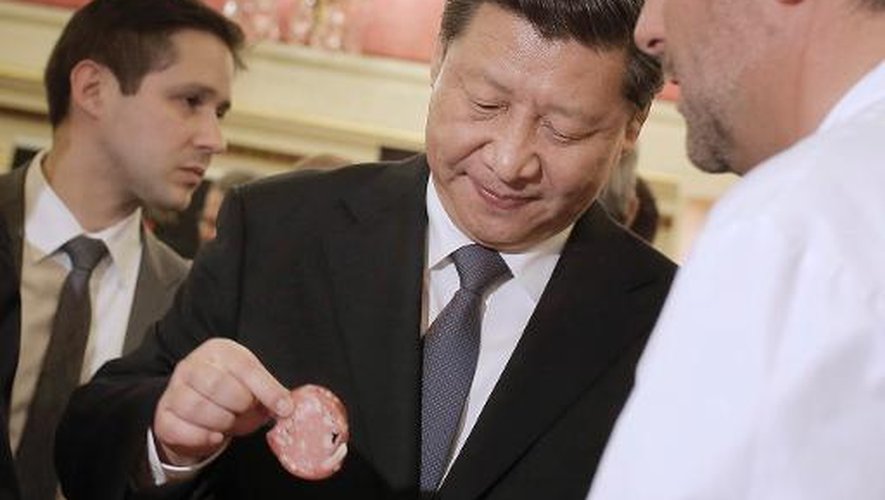 Le président chinois Xi Jinping goûte de la charcuterie lors d'une réception organisée en son honneur à Lyon, le 25 mars 2014