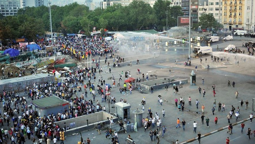 La police anti-émeutes disperse les manifestants du parc Gezi à Istanbul le 15 juin 2013