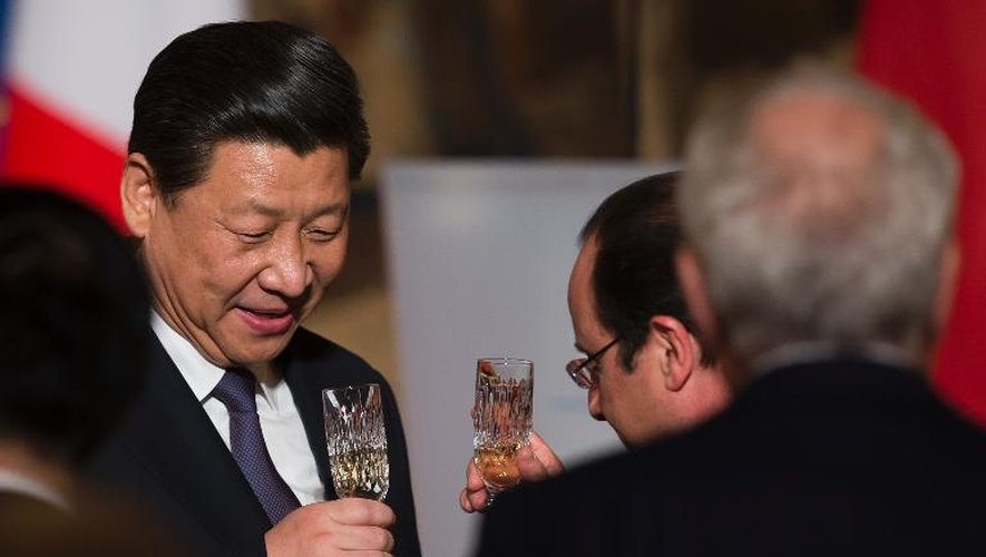 Le président chinois Xi Jinping (g) avec le président de la République François Hollande (d) à l'Elysée le 26 mars 2014